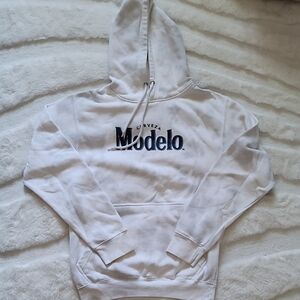 Modelo White Pullover Hoodie
